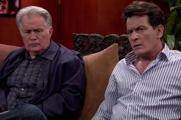 TO MI JE OMOGUĆILO DA ZALUPIM VRATA! Čarli Šin šokirao sve ovim priznanjem, pa se dotakao i oca!