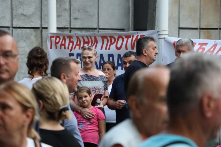 Ustala je cela Srbija!