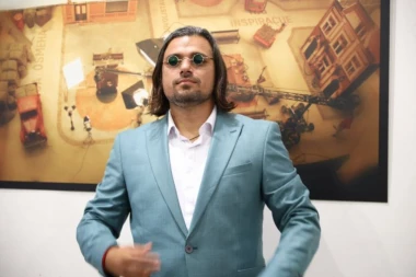 BORA SANTANA NAPRAVIO KARAMBOL: Stvari lete po celoj kući, usledila MAKLJAŽA - učesnicu doveo do LUDILA!