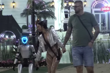 MAJA I JANJUŠ SLAGALI ROBOTA "TOŠU": Prali se od svog odnosa, a onda je usedio ŠOK! (VIDEO)
