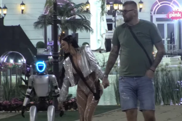 MAJA I JANJUŠ SLAGALI ROBOTA "TOŠU": Prali se od svog odnosa, a onda je usedio ŠOK! (VIDEO)