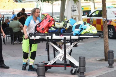 UŽAS U CENTRU MADRIDA, LJUDI LEŽE PO ULICI: Eksplozija povredila više od 20 osoba! (VIDEO)