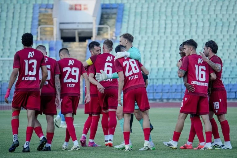 AU, ŠTA RADE BUGARI: Ovakav gol DUGO NIJE VIĐEN, pogledajte RAKETU koju je igrač poslao sa preko pola terena! (VIDEO)