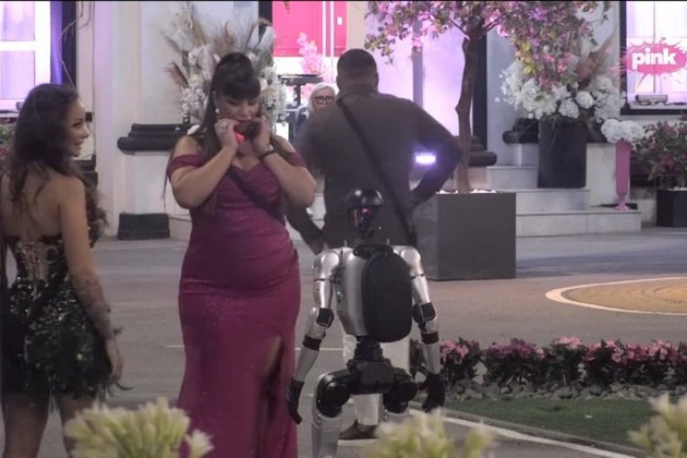 Miljana i robot "Toša"