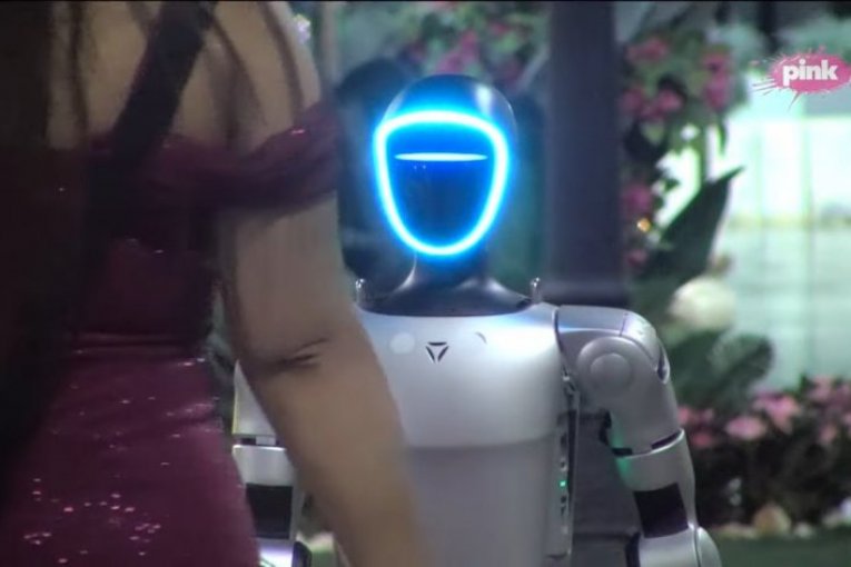 Miljana i robot "Toša"