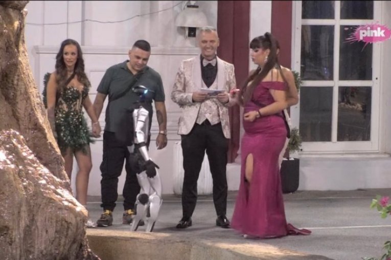 Miljana i robot "Toša"