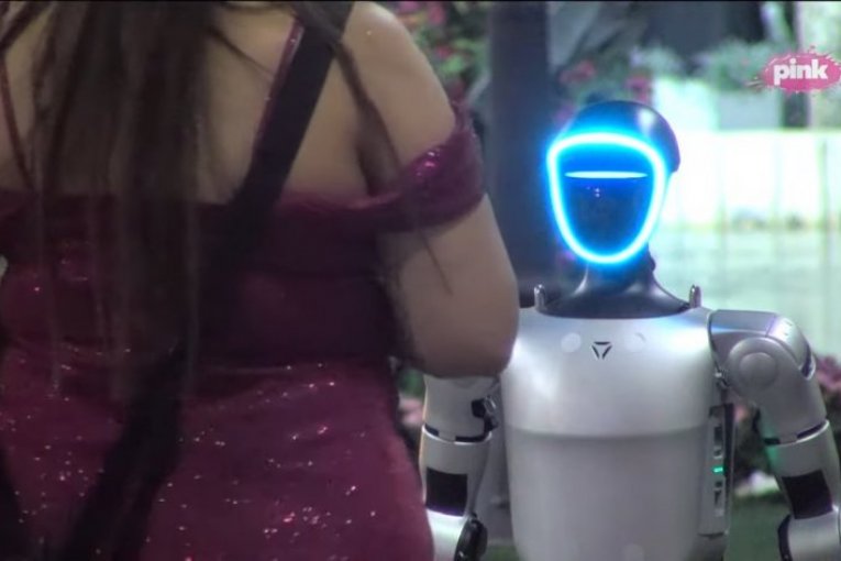 Miljana i robot "Toša"