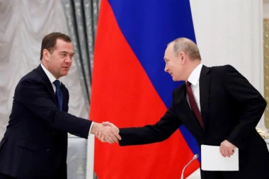 A OD PUTINA ZA ROĐENDAN... Medvedev dobio poklon od svog šefa za 60 leta