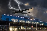 DRAMA NA AERODROMU NIKOLA TESLA! Muškarac umro pred sletanje na letu iz Čikaga!