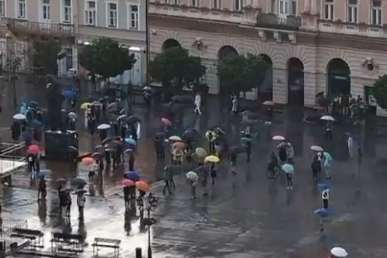 FIJASKO BLOKADERA U NOVOM SADU! Najavljivali masovan skup, došlo im svega nekoliko destina ljudi! (VIDEO)