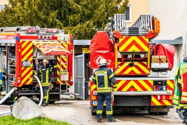 POŽAR U FABRICI: 80 vatrogasaca na terenu, građanima naređeno da ne otvaraju prozore i vrata od stanova