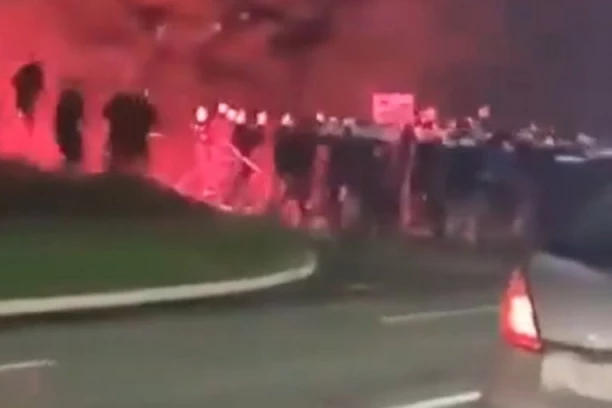 DELIJE UPALE U ZASEDU HRVATA: Huligani Dinama zaskočili navijače Zvezde na pumpi po povratku u Beograd (FOTO)