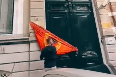 ALBANCI DIVLJALI U HAGU ZBOG SUĐENJA RATNIM ZLOČINCIMA! Kačili zastavu OVK na ambasadu Srbije i vređali zaposlene (VIDEO)