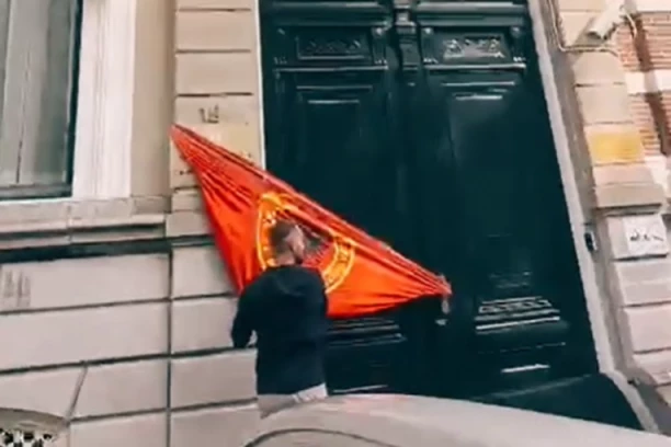 ALBANCI DIVLJALI U HAGU ZBOG SUĐENJA RATNIM ZLOČINCIMA! Kačili zastavu OVK na ambasadu Srbije i vređali zaposlene (VIDEO)