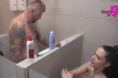 JANJUŠ SE UVUKAO OVOJ UČESNICI POD TUŠ! Palo prvo VRELO KUPANJE u "Eliti 9" - skinuo se, ona pokazala NEMIRNE CICE pred kamerama (FOTO)