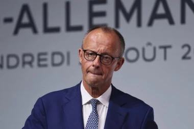 "VRATITE SE KUĆI!": Merc brutalno napao strance, jedna poruka ledi krv u žilama