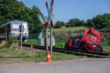 VOZ U PUNOJ BRZINI UDARIO U AUDI NA PRUZI KOD SOPOTA: Vozač ostao zarobljen između dve rampe!