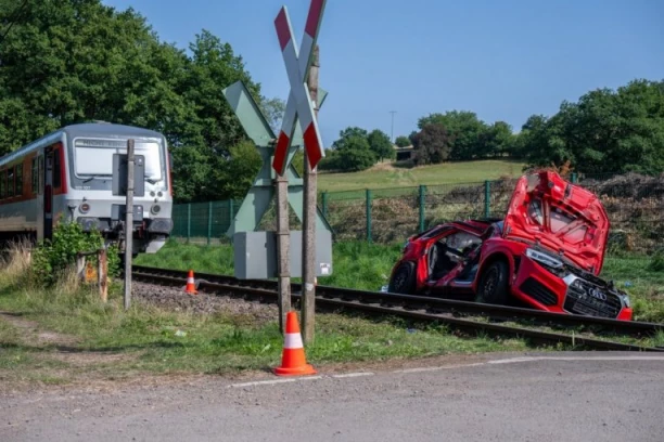 VOZ U PUNOJ BRZINI UDARIO U AUDI NA PRUZI KOD SOPOTA: Vozač ostao zarobljen između dve rampe!