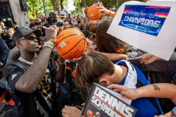 STAJLING NEMAČKIH KOŠARKAŠA NA DOČEKU ODUŠEVIO: Šruder i Bonga u specijalnom izdanju, ostali ih pratili! (FOTO)
