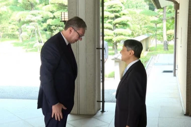 "DOK JA RADIM, ONI KOMENTARIŠU!" Vučić iz Japana: Razgovor sa japanskom vladom nije gubljenje vremena za mene!