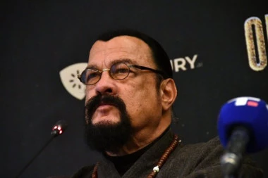 "VOLIM SRBIJU, OVDE IMAM MNOGO PRIJATELJA" Stiven Sigal progovorio o dolasku u prestonicu, filmska legenda oduševljena našim ljudima!