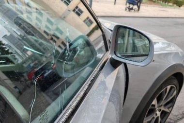 PUCANO NA AUTOMOBIL POSLANIKA! Policija i hitna pomoć na licu mesta