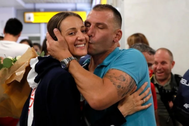 EVO KAKO JE MAJA OGNJENOVIĆ OTKRILA DA SE RASTALA OD DAČE: Ovaj potez mnogima je promakao!