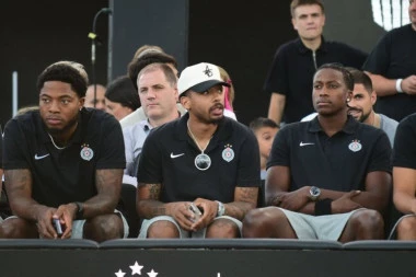 ČIJU TO SLIKU KARLIK DŽONS NOSI OKO VRATA?! Partizan krenuo u Australiju, tu su i nova pojačanja (FOTO)