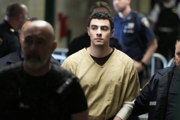 POLITIČKI CIRKUS: Advokati Luiđija Manđonea traže pošteno suđenje - prozvali Trampovu tužiteljku!