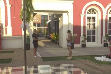 MINA ZGAZLA TERZU KAO BUBU! Pokušao da je šarmira, pa popio žestoku korpu, a onda se pravdao! (VIDEO)