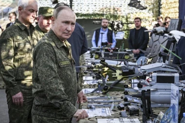 VELIKA DEMONSTRACIJA RUSKE SILE: Putin u vojnoj uniformi - posetio vojne vežbe "Zapad-2025" (VIDEO)