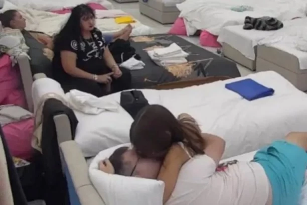 POKAZALA JE DA JE NEUSPELI LOVAC NA MUŠKARCE! Pevačica žestoko oplela po Sari Stojanović zbog odnosa sa Ivanom!