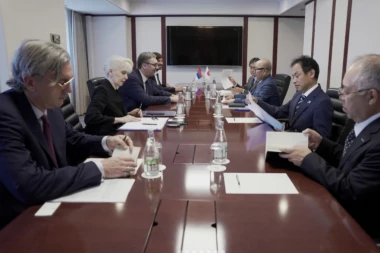 VAŽAN SASTANAK U TOKIJU ZA KRAJ POSETE: Vučić razgovarao s vrhom kompanije Tojo tajers! (FOTO)