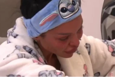 PROKRVARILA MAJA MARINKOVIĆ! Izbila PANIKA u Beloj kući - od bolova se odmah PRESAVILA, gledaju kako da joj pomognu: "Poremetilo se nešto" (VIDEO)