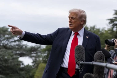 TEŠKA DRAMA U VAZDUHU! Trampov avion umalo se nije sudario s putničkim dok je leteo u London! KONTROLOR LETA VIČE: "SKRENITE, ODMAH!" (VIDEO)