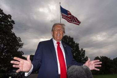 TRAMP PONOVO POMEŠAO DVE ZEMLJE! Obrukao se pred premijerom, pogledajte NJEGOVO LICE kada je čuo ovaj lapsus (VIDEO)