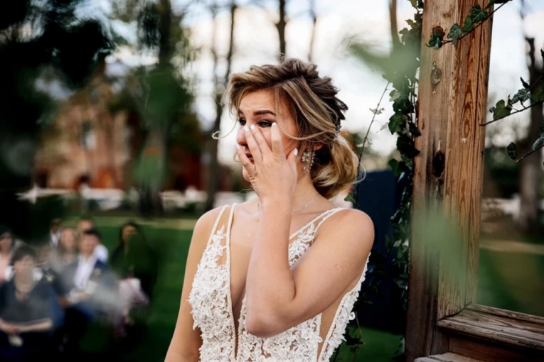 SVADBA se pretvorila u CIRKUS: Zbog jednog mladinog postupka mladoženja je napravio haos, a ona je završila u GOMILI (VIDEO)