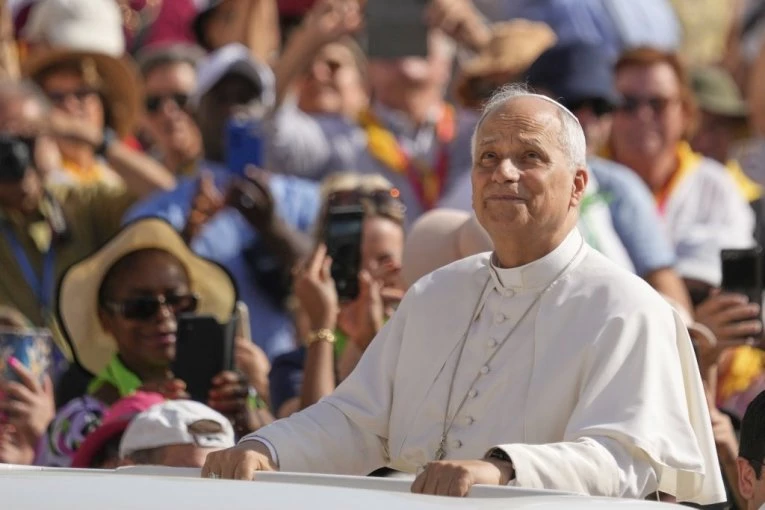 PAPA PRECRTAO VEŠTAČKU INTELIGENCIJU: Predložili mu da ima AVATAR, evo kako je reagovao