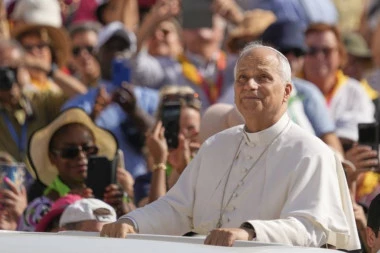 PAPA PRECRTAO VEŠTAČKU INTELIGENCIJU: Predložili mu da ima AVATAR, evo kako je reagovao