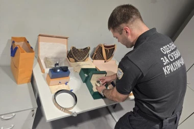 KOFERI PRONAĐENI NA BEOGRADSKOM AERODROMU! Gomila luksuzne robe šokirala i carinike! (FOTO)