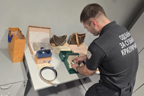 KOFERI PRONAĐENI NA BEOGRADSKOM AERODROMU! Gomila luksuzne robe šokirala i carinike! (FOTO)