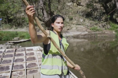 "OVDE JE ŽIVOT BEZBEDNIJI NEGO U JUŽNOJ AMERICI"! Nikola je Kolumbijac srpskog porekla, došao u zemlju svog oca i radi kao skeledžija na Ibru (FOTO)