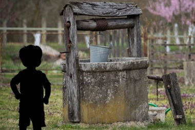 DEČAK UPAO U BUNAR I UTOPIO SE NA MAMIN ROĐENDAN! Otac zakukao: "Gospode, vrati mi ga!"