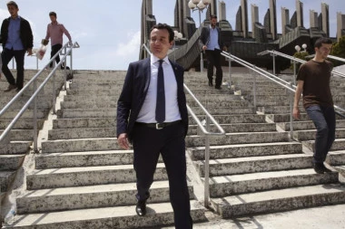 KURTI POBEGAO OD NOVINARA GLAVOM BEZ OBZIRA! Tzv. premijer ne želi da odgovori na jedno prosto pitanje