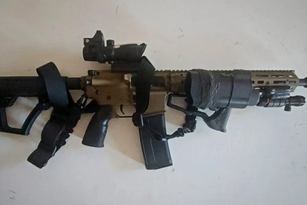 MLADIĆ NOSIO REPLIKU PUŠKE PO SPLITU, PA UHAPŠEN! Komšije mislile da je kalašnjikov - SLEDI MU ZATVORSKA KAZNA?