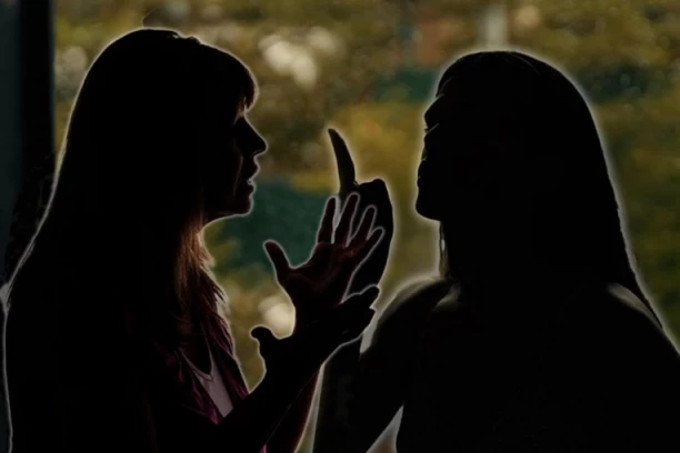 JEZIV INCIDENT U PROGRAMU UŽIVO! Naše pevačice morali da RAZDVAJAJU, procurio stari snimak! (VIDEO)