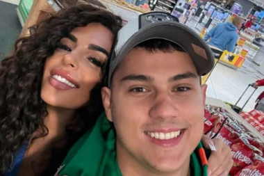 VRELI KADROVI ENE I PEJE IZ BAZENA! Eksplicitne poze koje ostavljaju bez daha! (VIDEO)