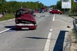 ŽENA POGINULA NA LICU MESTA, VOZAČ ZASPAO ZA VOLANOM! Stravična nesreća na putu Kragujevac-Knić! (FOTO)