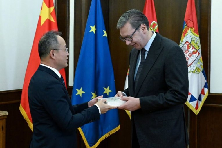 VUČIĆ S AMBASADOROM KINE U SRBIJI: "Posebna tema bili su rezultati mog sastanka s predsednikom Sijem!" (FOTO)