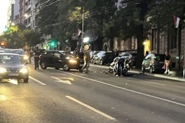 OGLASIO SE MUP ZBOG INCIDENTA U TAKOVSKOJ! Vozilo N1 pokosilo policajca na motoru! (VIDEO)